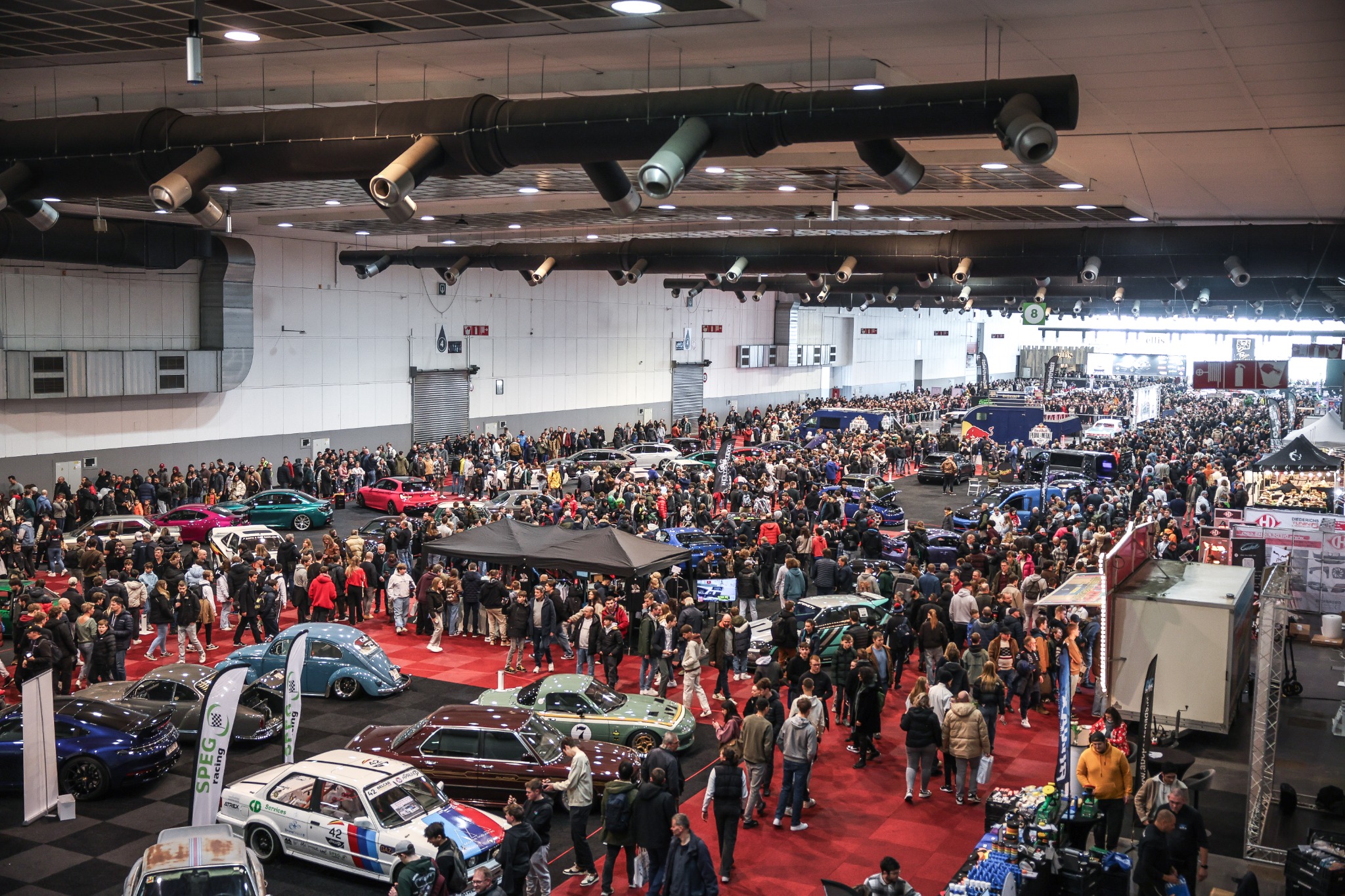 Grote indoor beursvloer van 402 Automotive