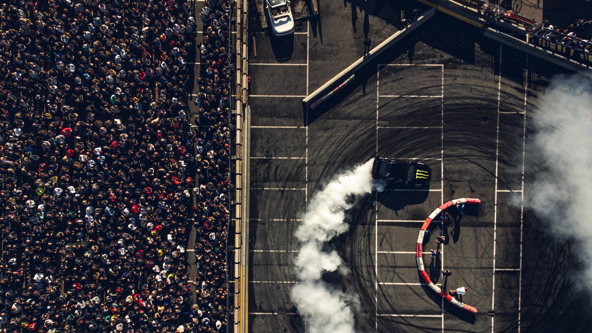 Driftshow voor een volle tribune bij een evenement van 402 Automotive