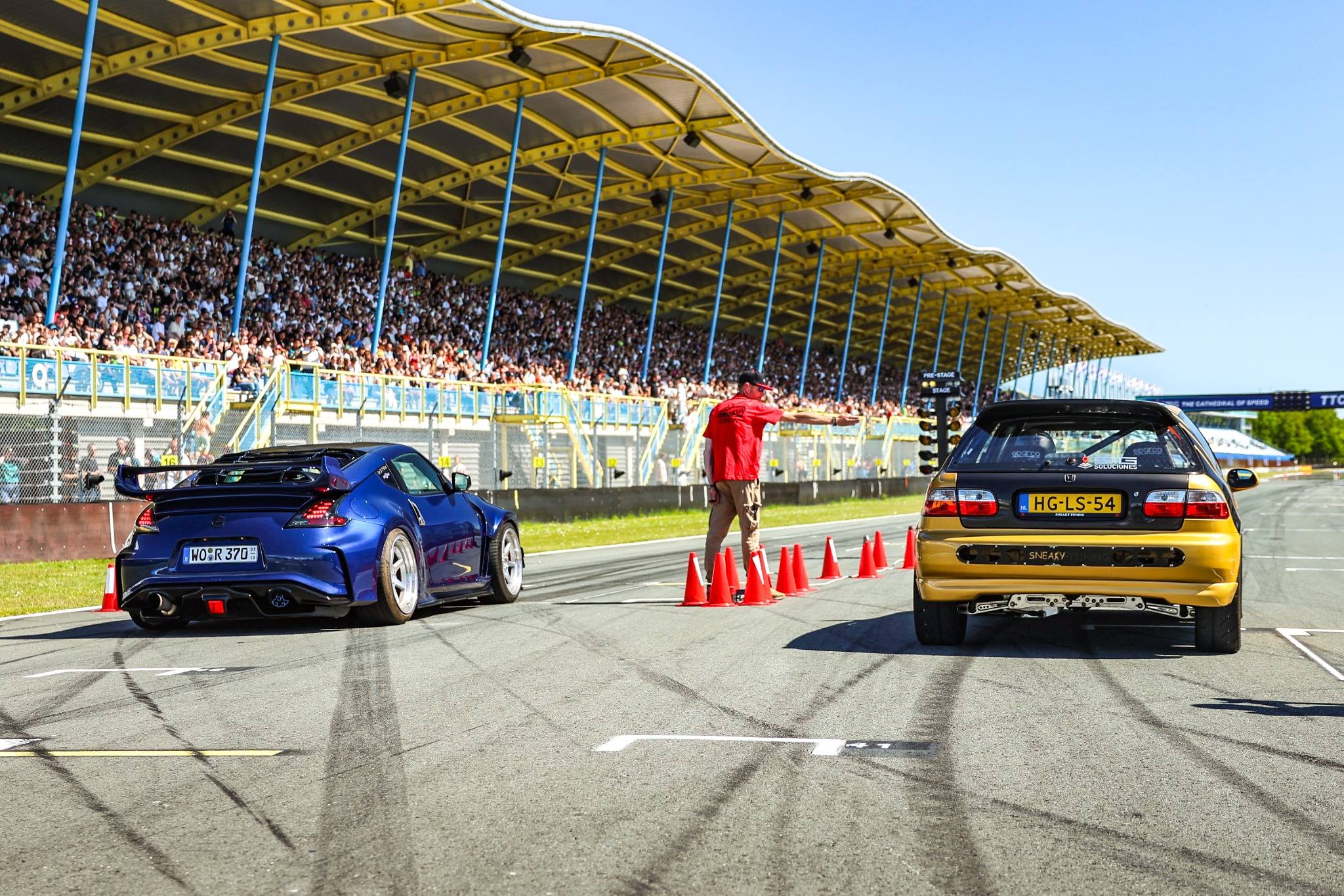 Dragrace tijdens een drukbezocht evenement van 402 Automotive