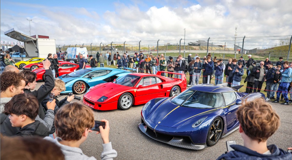 Supercars en publiek bij 402 Automotive